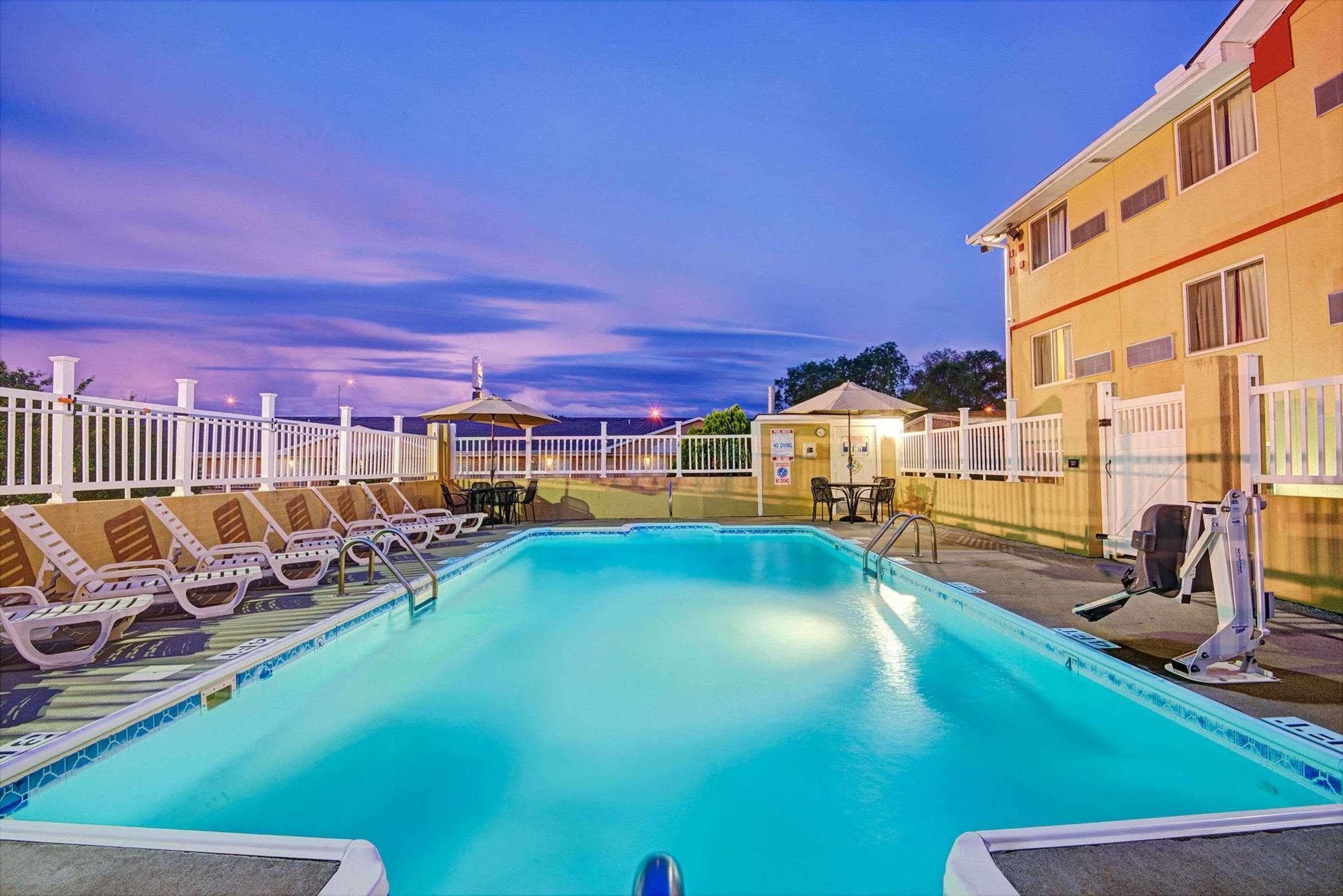 Super 8 By Wyndham Independence Kansas City Zewnętrze zdjęcie